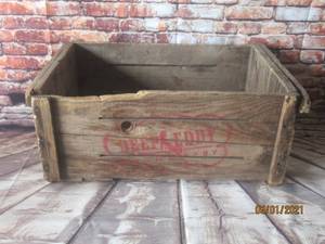 lot 56 image: VINTAGE DEEP EDDY CRANBERRY CRATE