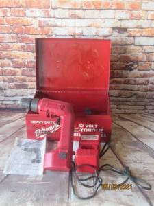 lot 73 image: MILWAUKEE HEAVY DUTY 12 VOLT HI TORQUE DRIVER DRILL W ITH CASE