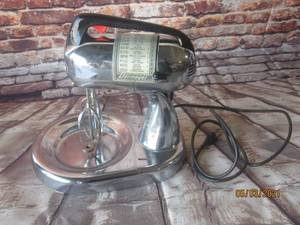 lot 75 image: VINTAGE DORMEYER 4300 SILVER CHEF BLENDER