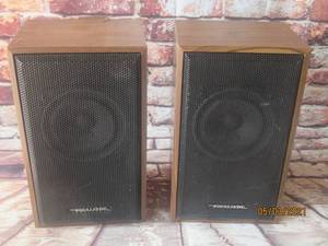 lot 124 image: PAIR REALISTIC MINIMUS -18&nbsp INPUT 8 OHMS SPEAKER SYSTEM