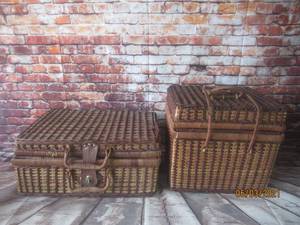 lot 138 image: TOTAL OF 2 VINTAGE WICKER PICNIC BASKETS