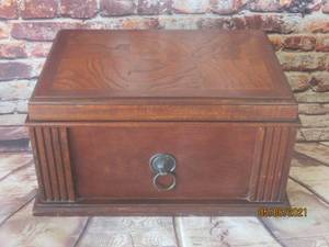 lot 172 image: WOOD CIGAR BOX WITH HYGROMETER AND HUMIDIFIER PORTABLE TRAVEL HUMIDOR&nbsp