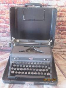 lot 176 image: VINTAGE ROYAL QUIET DELUXE TYPE WRITER&nbsp