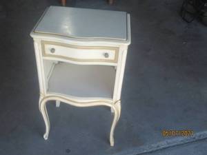 lot 182 image: MID 20TH CENTURY DREXEL FRENCH PROVINCIAL STYLE NIGHTSTAND&nbsp