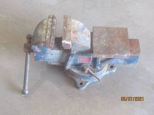 lot 228 image: LARGE 5 PITTBURGH SWIVEL BASE BENCH VISE&nbsp