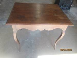lot 237 image: VINTAGE QUEEN ANNE WOOD TABLE
