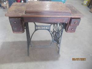lot 247 image: VINTAGE SINGER SEWING MACHINE HIDE AWAY TABLE AC863906
