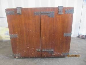 lot 251 image: MAGICIANS MAGIC ILLUSION BOX THIS BOX IS LARGE PLEASE BRING HELP TO LOAD. SITTING ON 4 WHEEL DOLLY (NOT INCLUDED)