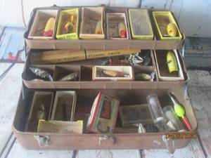 lot 285 image: TACKLE BOX WITH CONTENTS