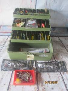 lot 286 image: OLD PAL TACKLE BOX WITH CONTENTS