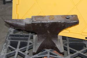 lot 90 image: LARGE HEAVY BLACKSMITH IRON LONGHORN ANVIL ,22L X 10H