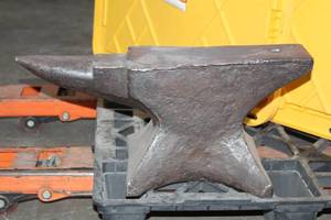 lot 91 image: LARGE HEAVY BLACKSMITH IRON LONGHORN ANVIL ,23L X 10H