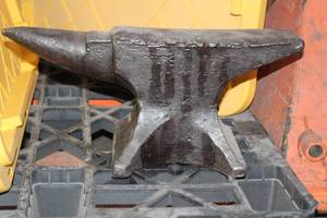 lot 92 image: LARGE HEAVY BLACKSMITH IRON LONGHORN ANVIL ,20 L X 9H