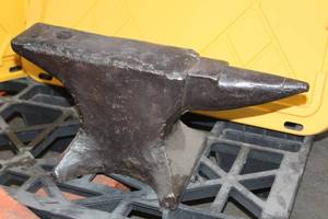lot 93 image: LARGE HEAVY BLACKSMITH IRON LONGHORN ANVIL , 20 L X 9 H