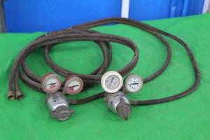 lot 102 image: UNIWELD ACETYLENEOXYGEN DUAL REGULATORS WITH HOSE