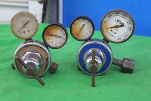 lot 104 image: TOTAL OF 2 - DUAL REGULATORS  SEE PICS
