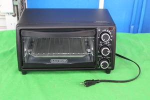 lot 171 image: BLACK AND DECKER TOASTER OVEN