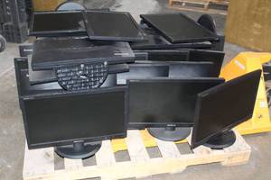 lot 176 image: LOT OF 20 PLUS LENOVA MONITORS