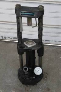 lot 200 image: BUEHLER SPECIMEN MOUNT PRESS