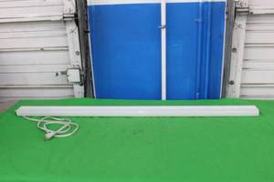 lot 301 image: 4FT LONG WALL MOUNTED LAMP