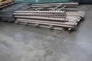lot 321 image: COMPLETE DOUBLE PALLET RACK 3 UPRIGHTS 9FT TALL - 12 CROSS BEAMS 8FT LONG - 12 WIRE DECKING