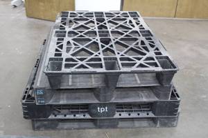 lot 386 image: 4 PLASTIC PALLETS