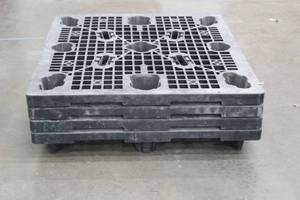 lot 387 image: 4 PLASTIC PALLETS