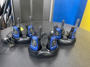 lot 187 image: 6 MOTOROLA TALKABOUT T5500 WALKIE TALKIES WITH DOCKING STATIONSCHARGERS