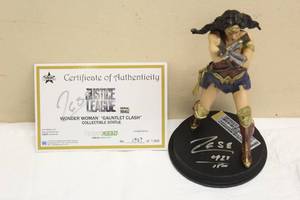 lot 3 image: ICON HEROS JUSTICE LEAGUE SIGNED  WONDER WOMAN GAUNLET CLASH WITH COA LIMITED EDITION NO 0927 OF 1500 WITH SERIAL NUMBER