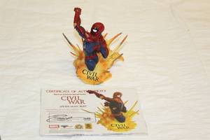 lot 13 image: MARVEL COMICS CIVIL WAR SPIDER-MAN BUST 0484 OF 2000 WITH COA
