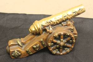 lot 204 image: VINTAGE 1969 EZRA BROOKS CANNON DECANTER&nbsp