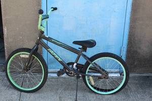 lot 225 image: HUFFY ROCK IT V.20 BIKE&nbsp