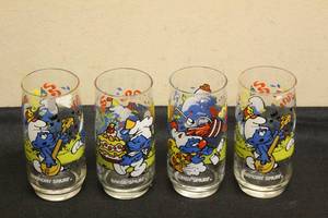 lot 252 image: LOT OF 4 VINTAGE&nbsp PEYO 1983 WALLACE &amp BERRIES SMURF COLLECTORS DRINKING GLASSES