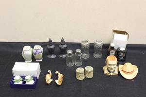 lot 260 image: 9 SETS OF VINTAGE SALT AND PEPPER SHAKERS