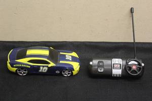 lot 12 image: MAISTO 2010 CHEVEROLET CAMERO MTECH RACING 124 SCALE RC CAR WITH REMOTE&nbsp