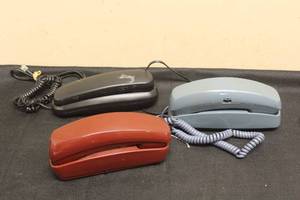 lot 82 image: TOTAL OF 3 VINTAGE TRIMLINE TOUCH TONE DESK PHONES ,&nbsp