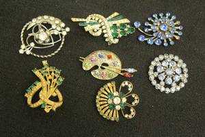 lot 95 image: TOTAL OF 7 VINTAGE BROOCHES WITH COLORED STONES&nbsp