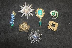 lot 96 image: TOTAL OF 7 ASSORTED BROOCHES  SEE PICS&nbsp