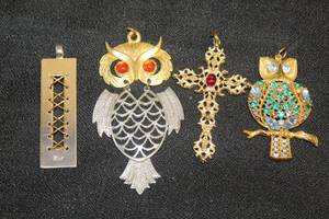 lot 99 image: TOTAL OF 4 PENDANTS  SEE PICS&nbsp