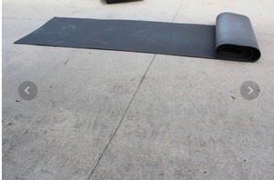 lot 50 image: HEAVY DUTY COMMERCIAL RUBBER MAT 4FT WIDE 10 TO 20 FEET LONG. HEAVY BRING HELP