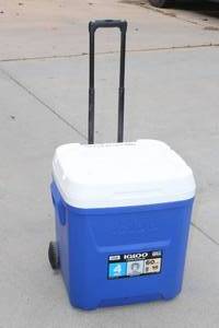 lot 20 image: IGLOO LAGUNA 90 CAN ROLLING COOLER