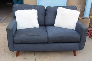 lot 40 image: HUTTON 60 UPHOLSTERED LOVESEAT