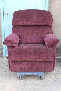 lot 41 image: LA Z BOY UPHOLSTERED RECLINER DOLLY NOT INCLUDED