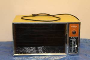 lot 43 image: BEE BEYERS ELECTRIC FOOD DRYER WITH AIROMATIC CONTROL