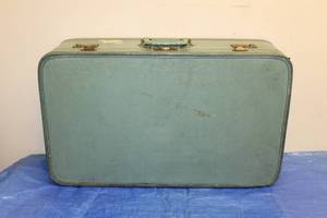 lot 49 image: VINTAGE SUITCASE WITH 2 KEYS