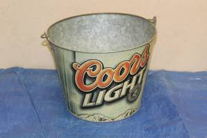 lot 60 image: 2004 COORS BREWING COMPANY COORS LIGHT GALVANIZED 5QT ICE BUCKET WITH HANDLE