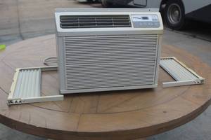 lot 82 image: SIGNATURE 2000 ROOM AIR CONDITIONER MODEL KSA-5849