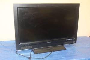 lot 86 image: VIZIO 32 TELEVISION HDTV VO320E