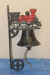 lot 88 image: VINTAGE CAST IRON FIRE ENGINE WALL MOUNT FARMHOUSE DINNER BELL