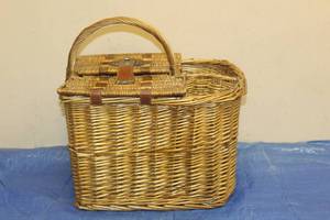 lot 100 image: VINTAGE WICKER PINIC BASKET WITH WINE BOTTLE HOLDER